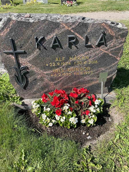 Gravnummer: N 5 1   128