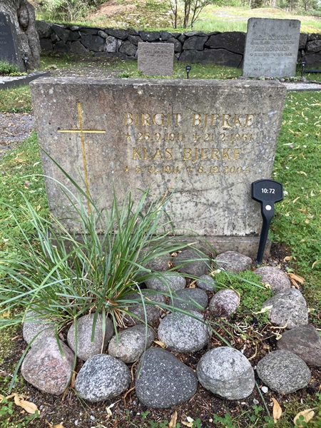 Grave number: 1 10    72