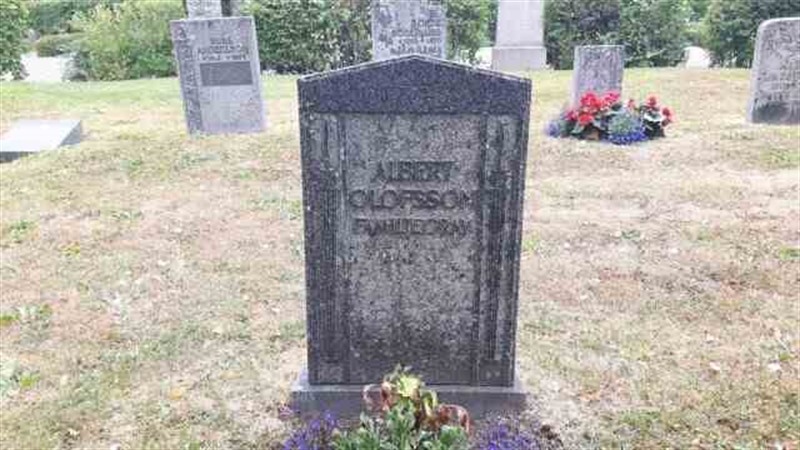 Grave number: 1 1   972