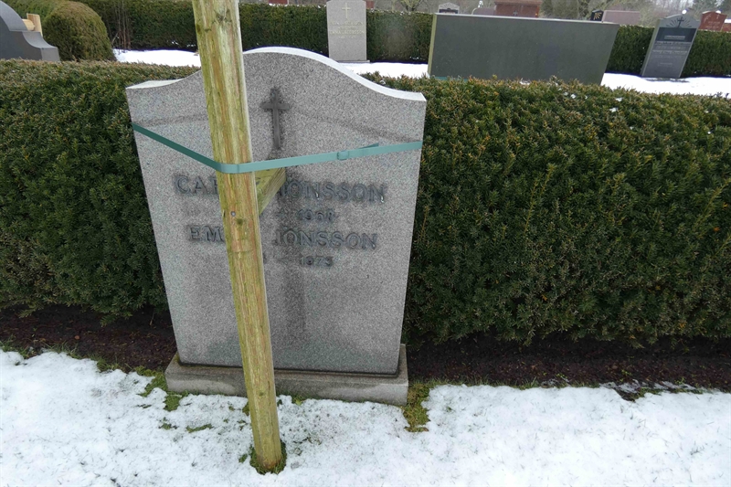 Grave number: TR 3   103