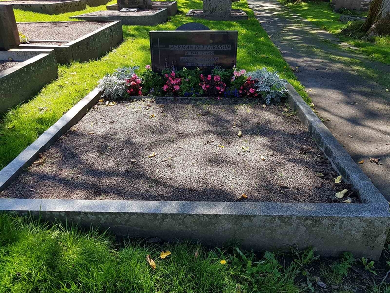 Grave number: 06 61045