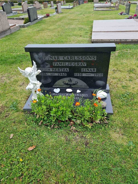 Grave number: F 04   181, 182