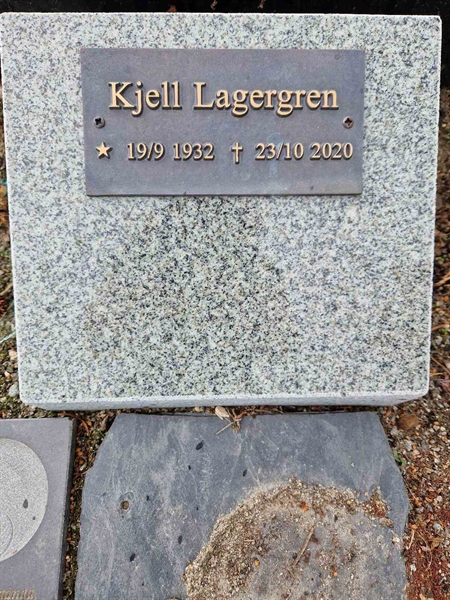 Grave number: 501 07 12A, 12B