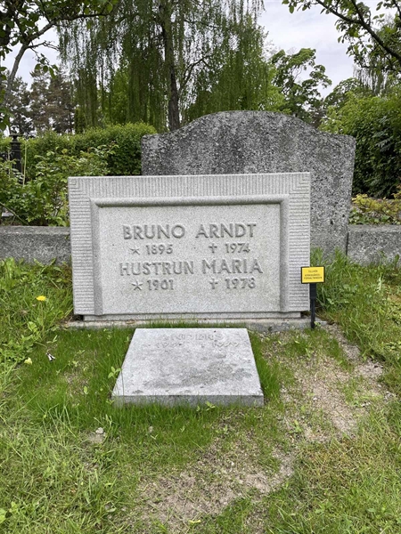 Grave number: 1 J 33