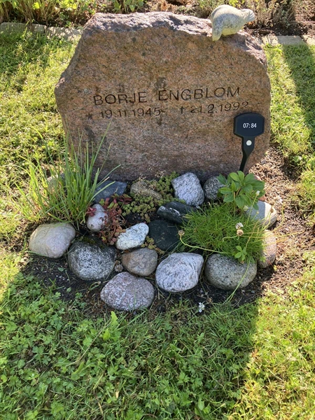 Grave number: 1 07    84