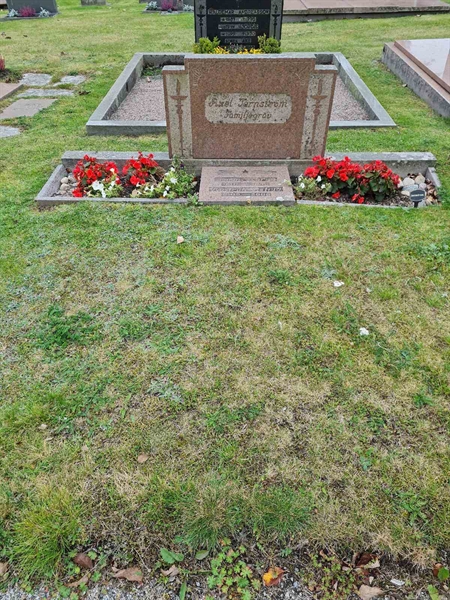 Grave number: F 04   301, 302