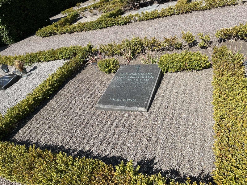 Grave number: NK F 76-77
