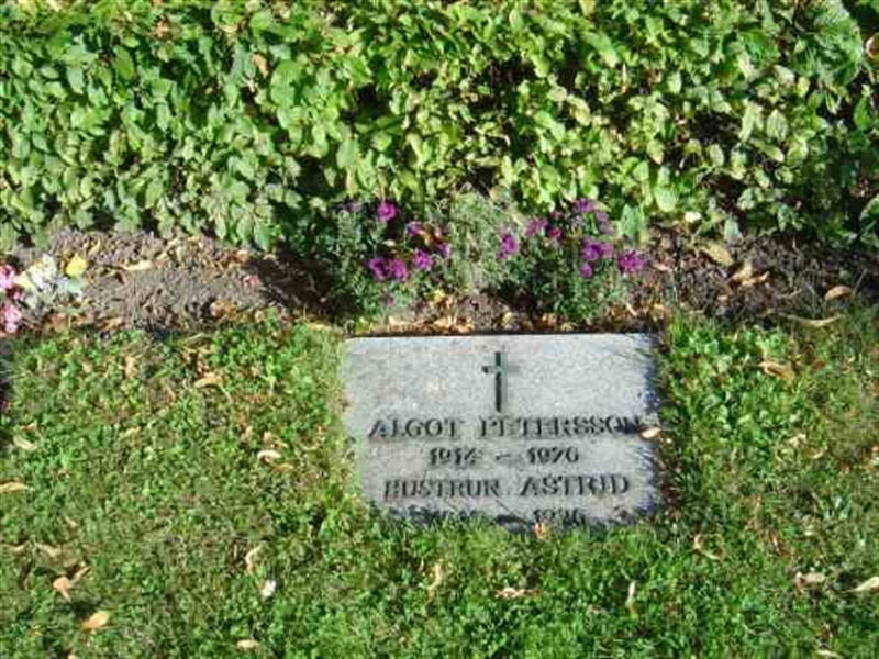 Grave number: FLÄ URNL   110