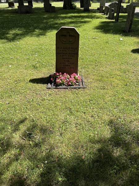 Grave number: 2 G  719-720