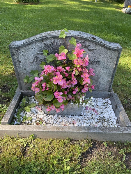 Grave number: 5 05   532