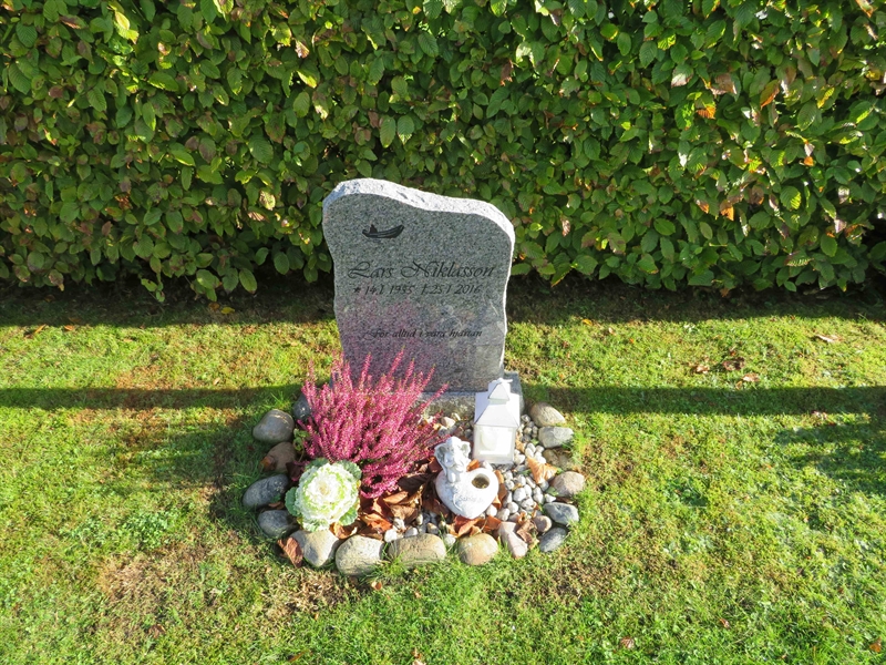 Grave number: 1 12   28