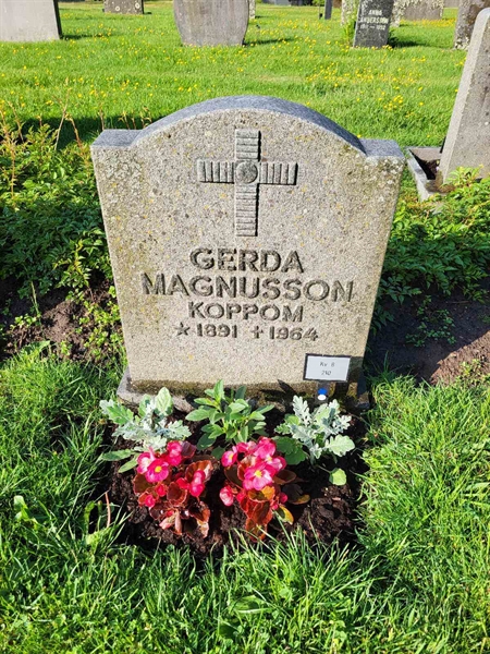 Grave number: kö 01 08   210