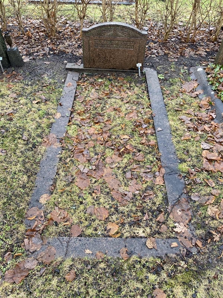 Grave number: 1 P    12