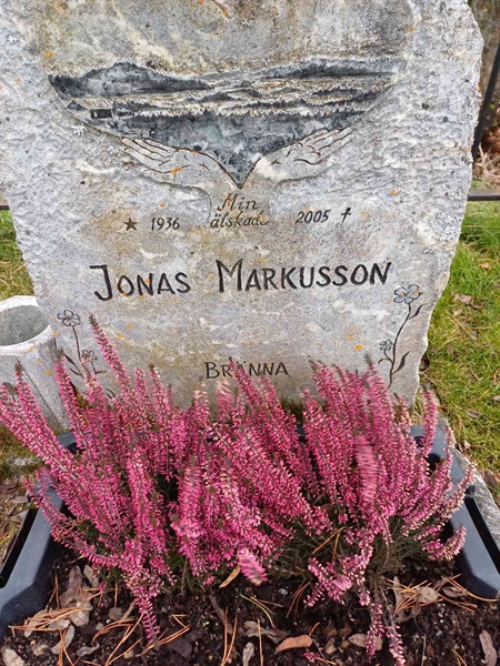 Grave number: JÄ 1 B 3004, 3005, 3006