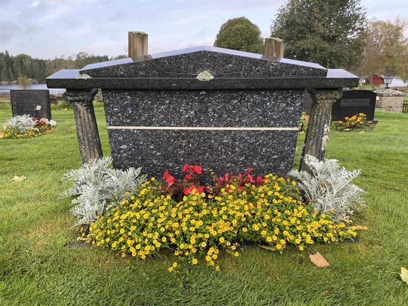 Grave number: 4 Öv 17    43-45