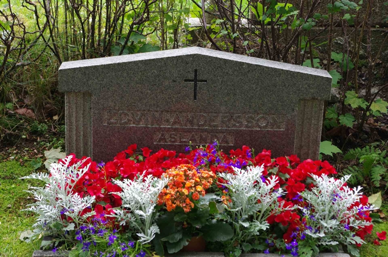 Grave number: 1 08   121