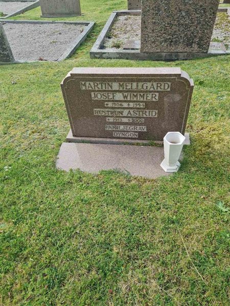 Grave number: F 04   121, 122