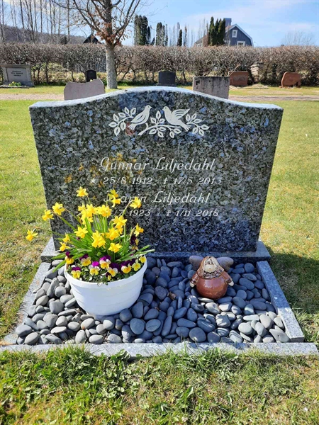 Grave number: VN A   107-108