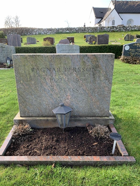 Grave number: SÖ L   206, 207