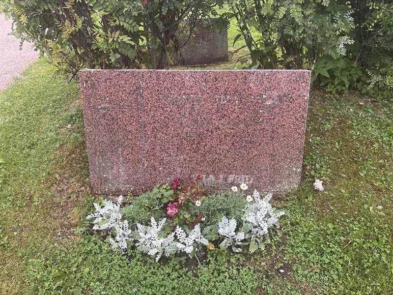 Grave number: 002 2   569