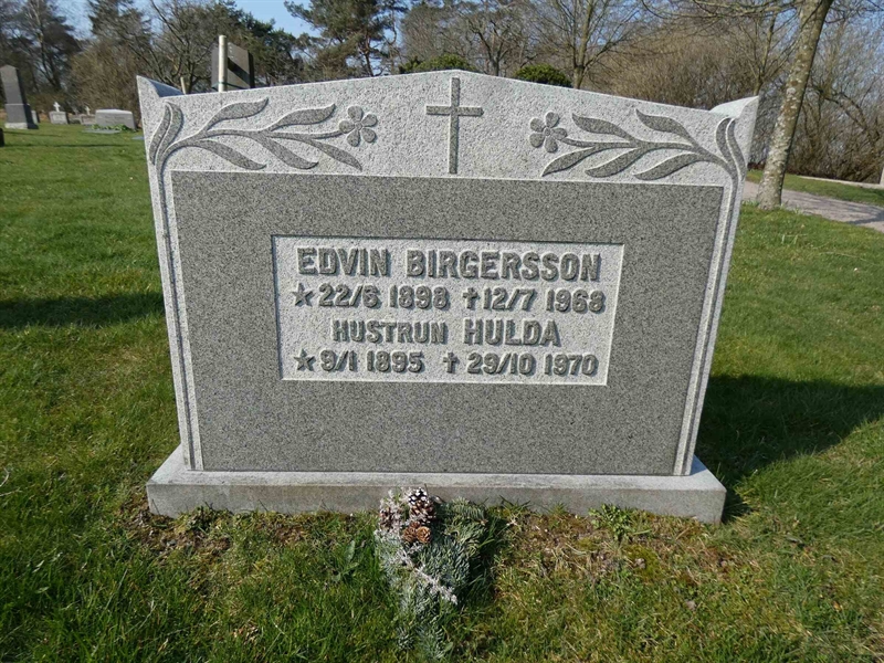 Grave number: EL 2   353