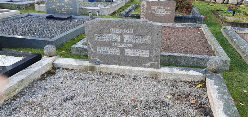 Grave number: RG 002  0120, 0121