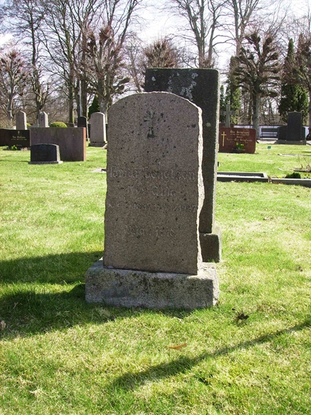 Grave number: LM 3 33  010