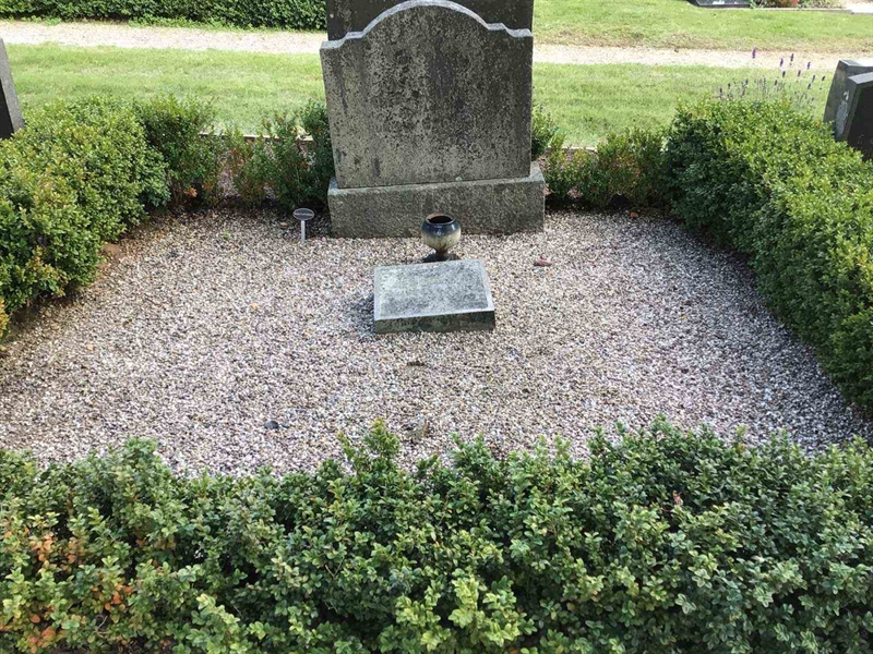 Grave number: 20 E    43-44
