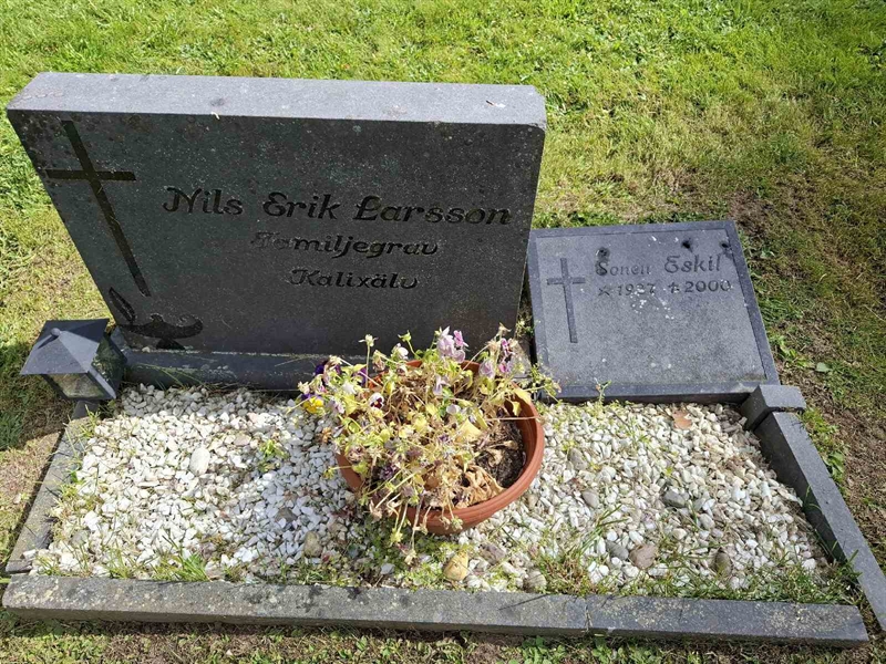 Grave number: 001 2   525