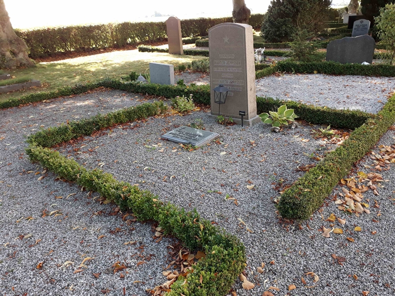 Grave number: LB C    111, 112