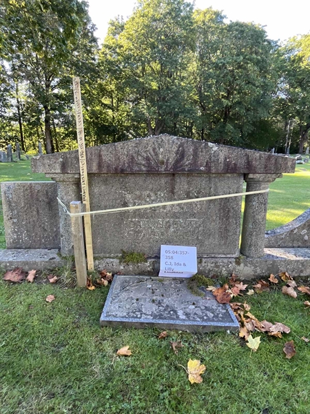 Grave number: 05 04   357-358