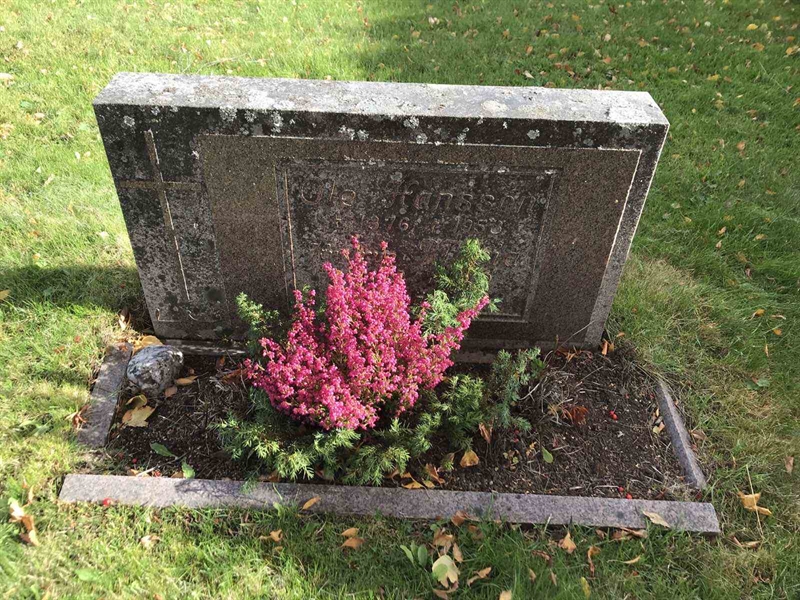 Grave number: ÅR B    82, 83, 84