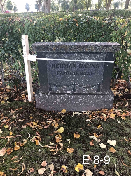 Grave number: AK E     8, 9