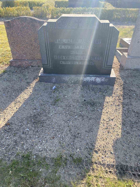 Grave number: 20 F   146-147