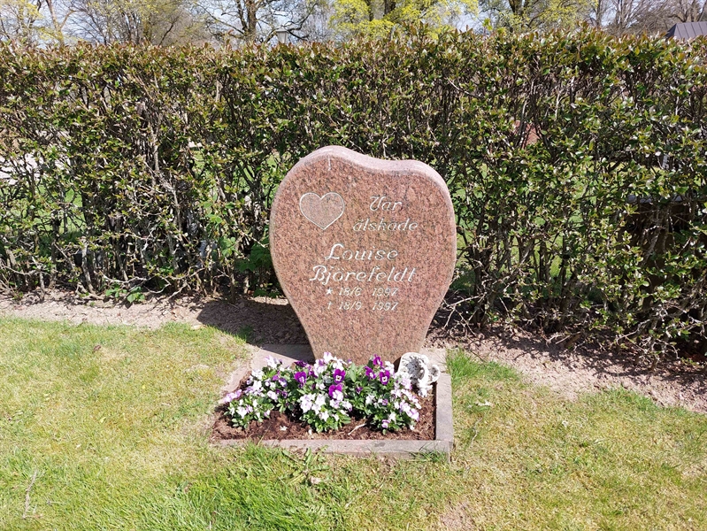 Grave number: HÖ 9   30, 31, 32