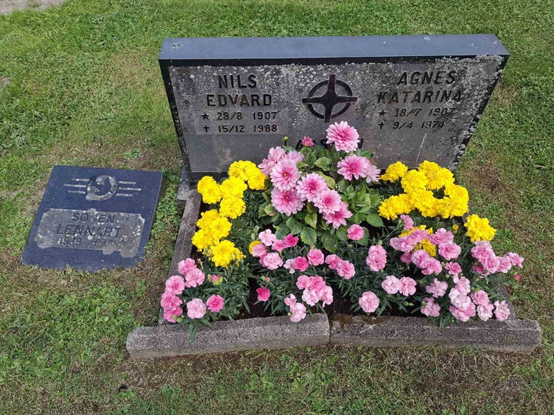 Grave number: 001 2   891