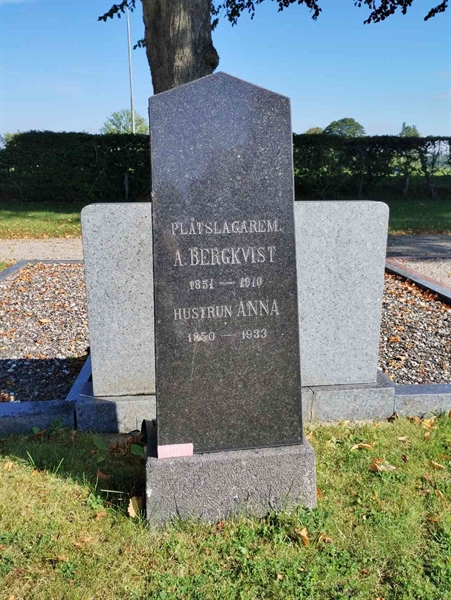 Grave number: NÅ 11    52, 53