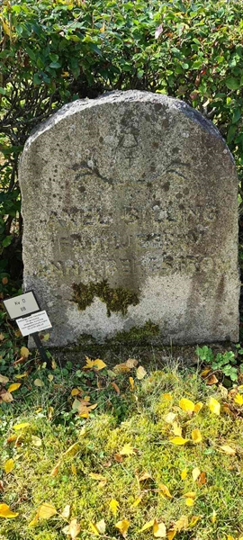 Grave number: M D   88