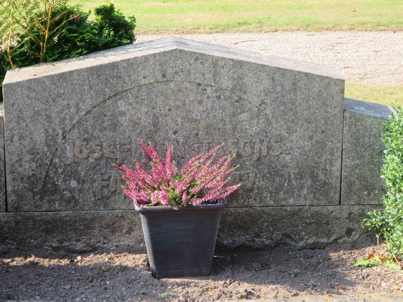 Grave number: HK C   110, 111