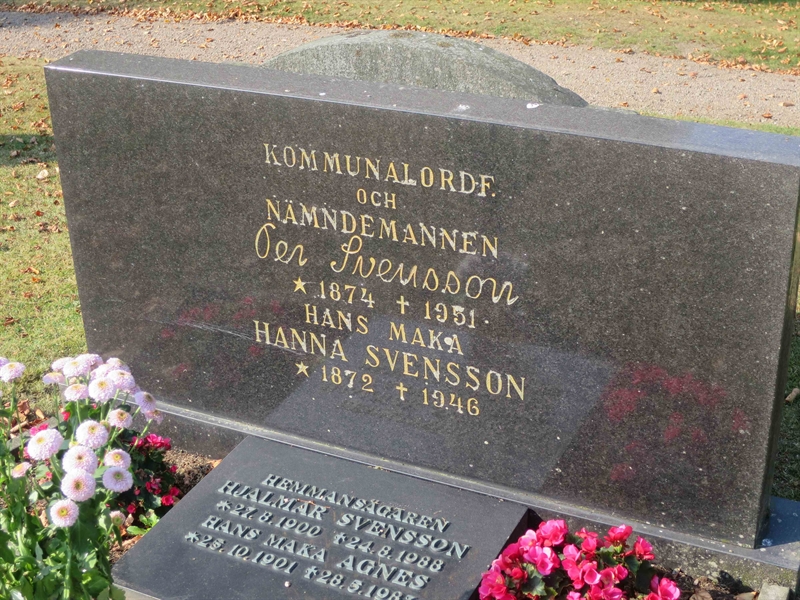 Grave number: HK B    61, 62