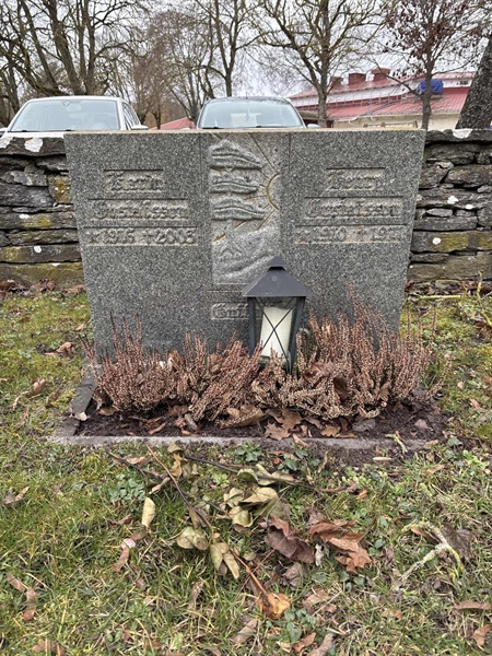 Grave number: G A 110, 111