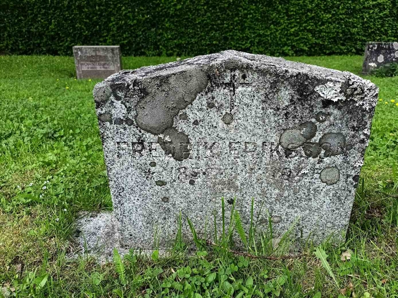 Gravnummer: 1 Ö 17   477V