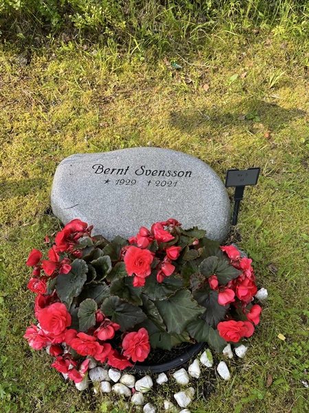 Grave number: R 5    37