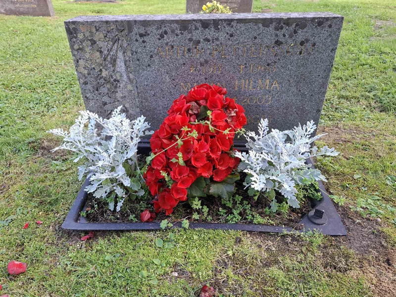Grave number: 001 2   819