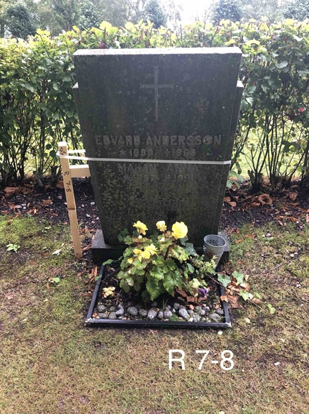 Grave number: AK R     7, 8