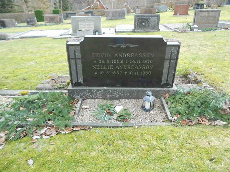Grave number: NÅ M6    24, 25
