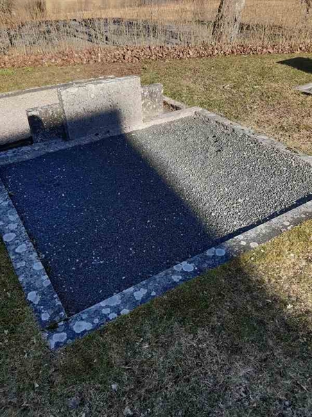 Grave number: F G B    26-27