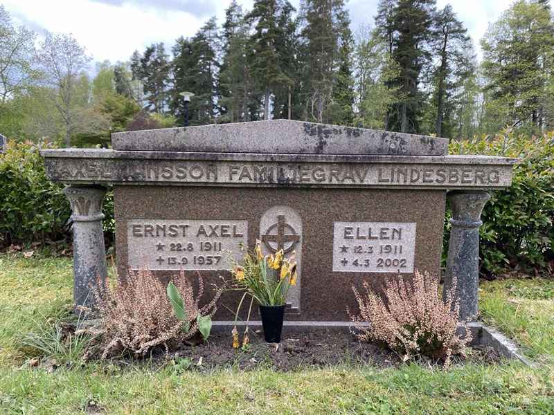 Grave number: 1 04 247, 248