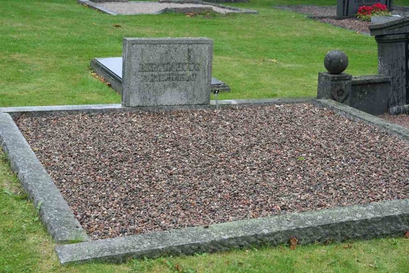 Grave number: F G B   134-135