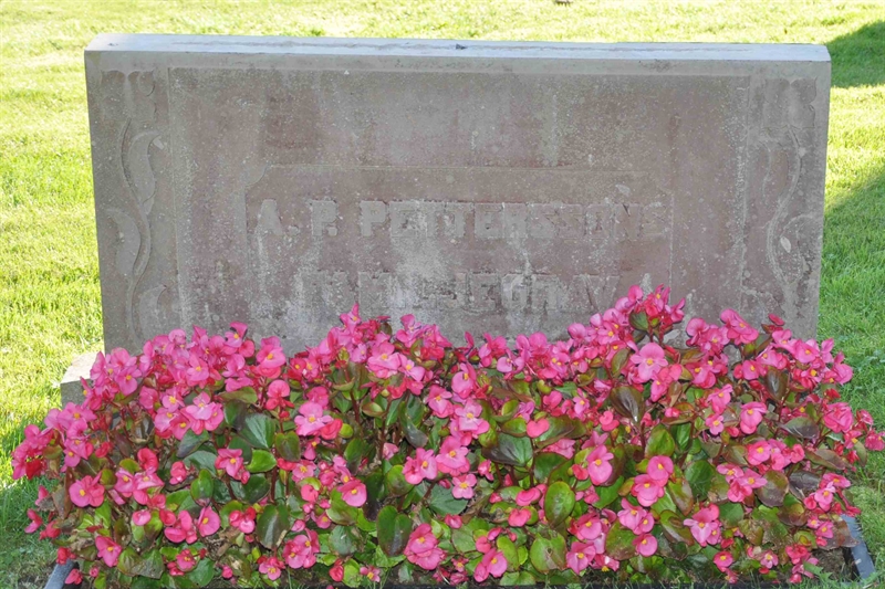 Grave number: 22 F   110-111